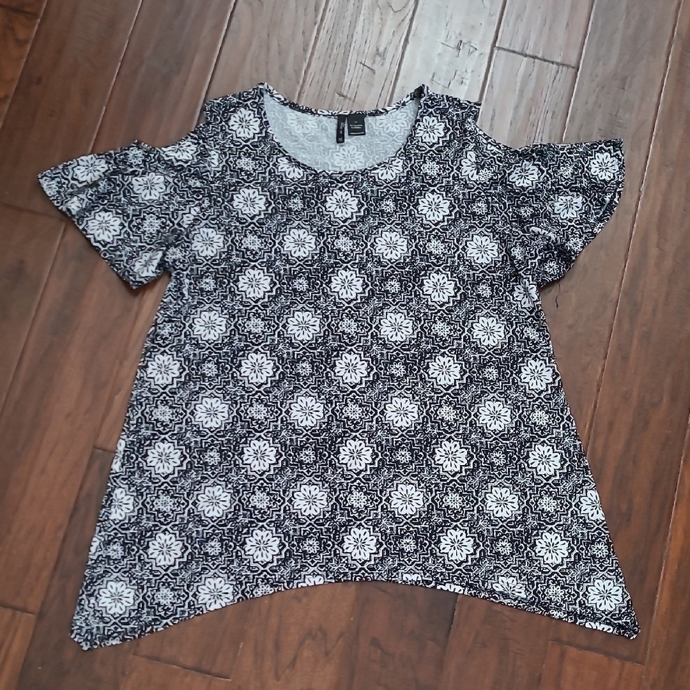 New Directions Black & White Cold Shoulder Tunic size 1X